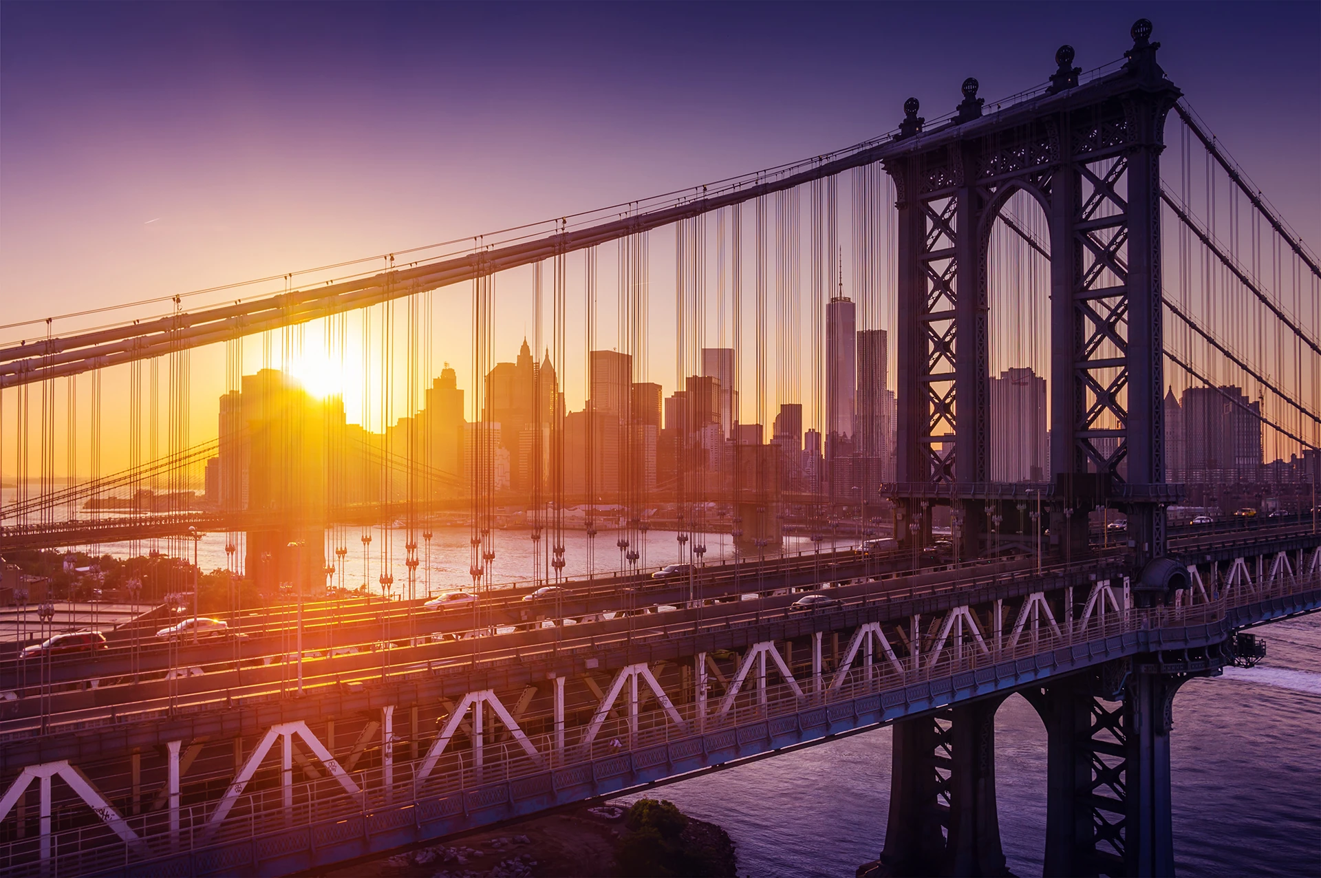 Zonsondergang over de Manhattan Bridge en de skyline van New York
