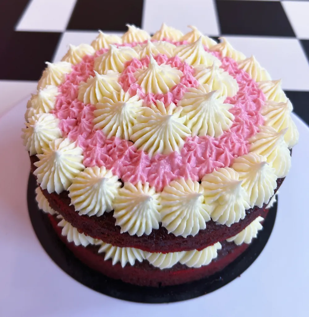 Red velvet taart met roze en witte frosting-toefjes