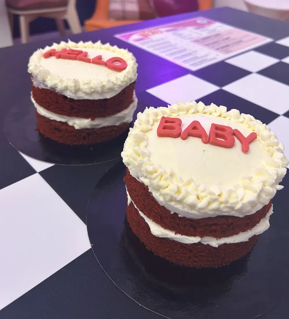 Twee kleine red velvet taartjes met ‘Hello’ en ‘Baby’