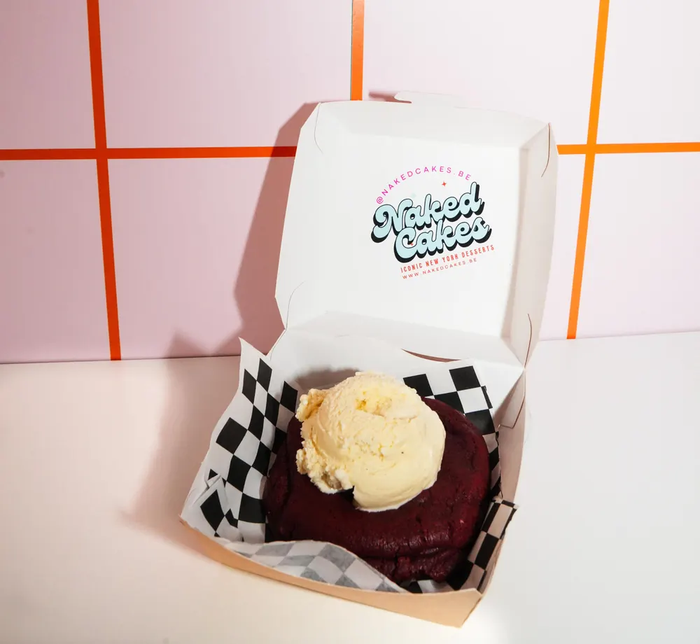 Afhaaldoosje van Naked Cakes met een red velvet cookie en ijs