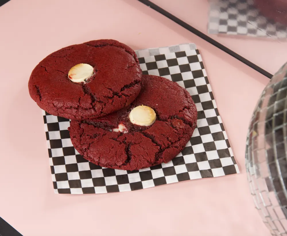 Twee red velvet cookies met witte chocolade