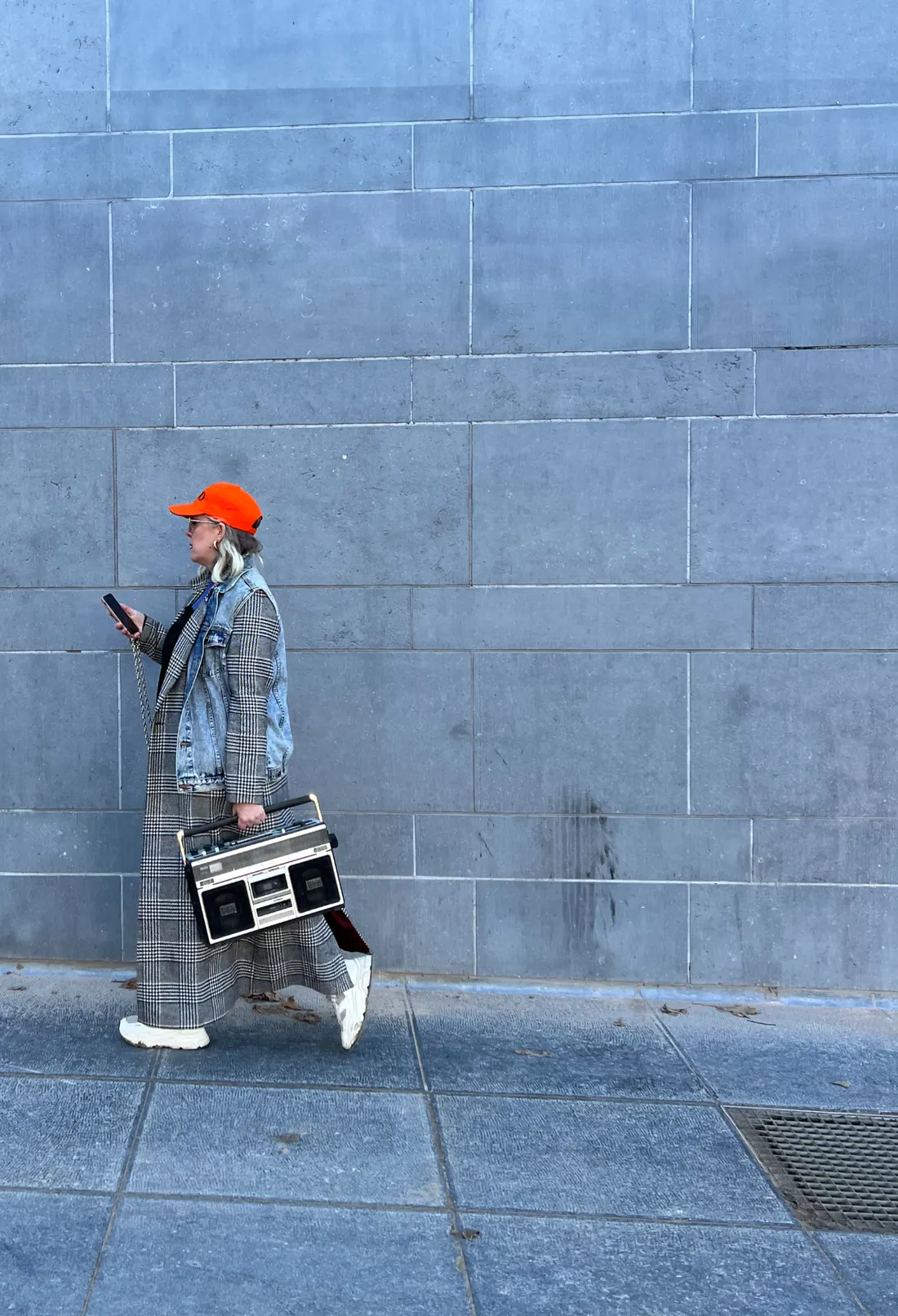 Jessie met oranje muts en een boombox op straat