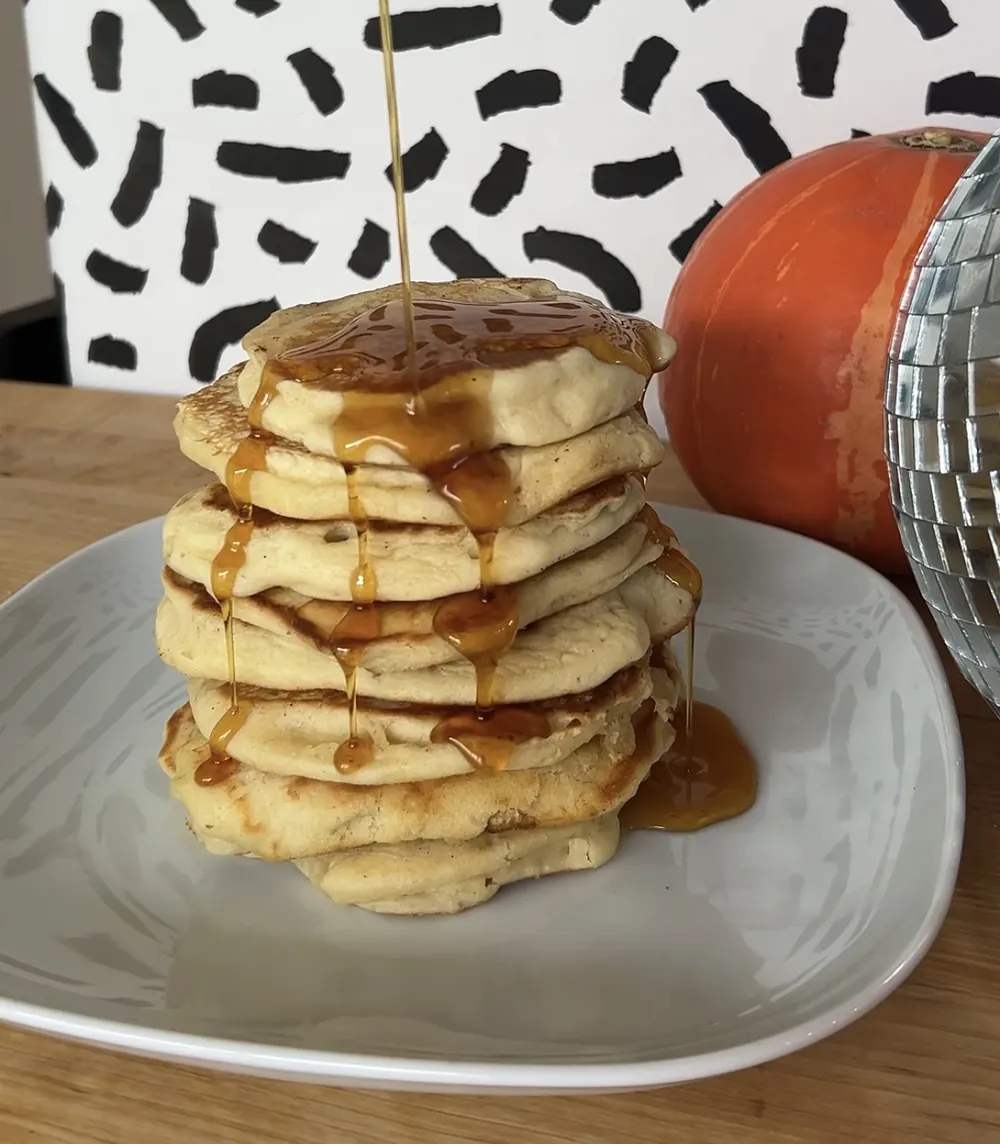 Hoge stapel American pancakes met siroop