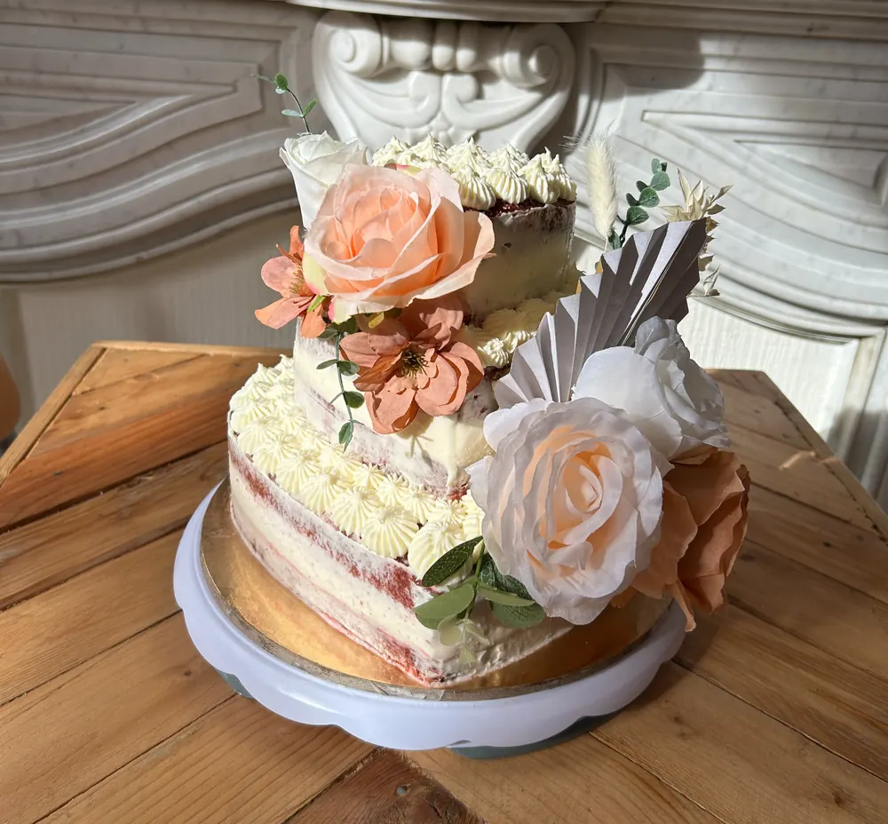 Huwelijkstaart van Naked Cakes met bloemen